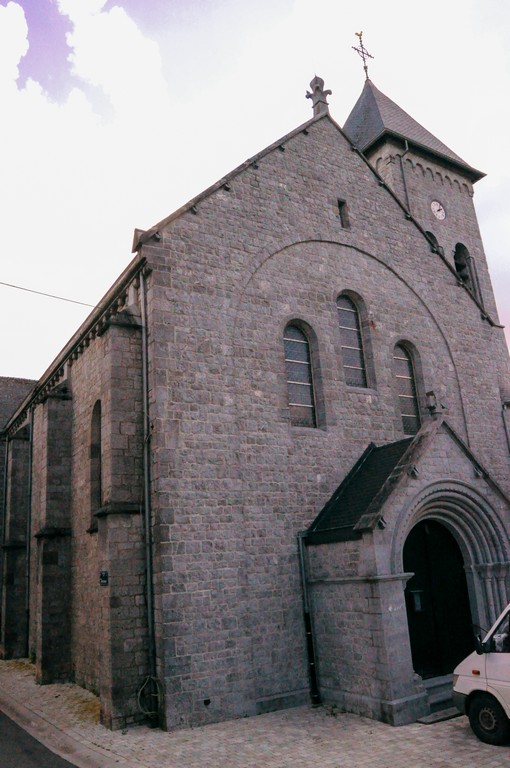 Situé au pied de l'église de Merlemont